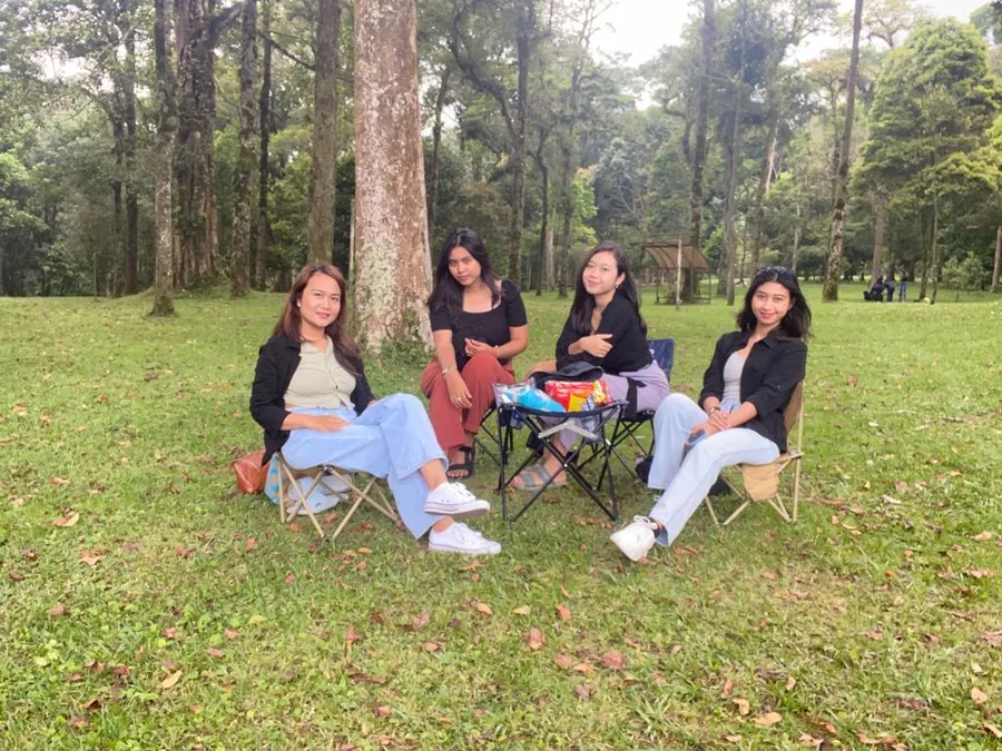 Piknik bareng teman dengan kursi dan meja lipat di taman Bali