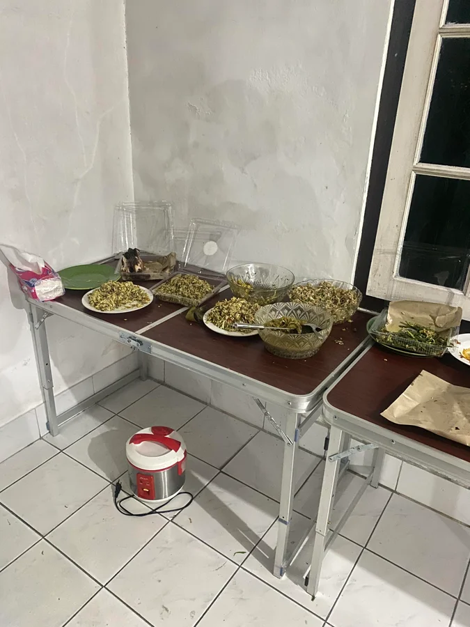 Meja lipat sewaan dipakai untuk menata hidangan di sebuah acara