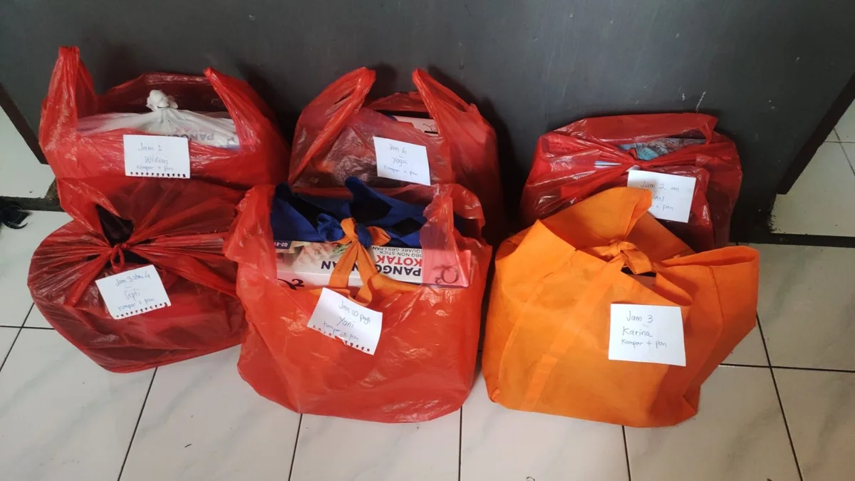 Pesanan sewa alat piknik dikemas dan diberi label sebelum diserahkan