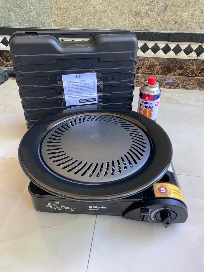 Isi paket grill BBQ: kompor portable, pan pemanggang, gas kaleng, dan tas kompor