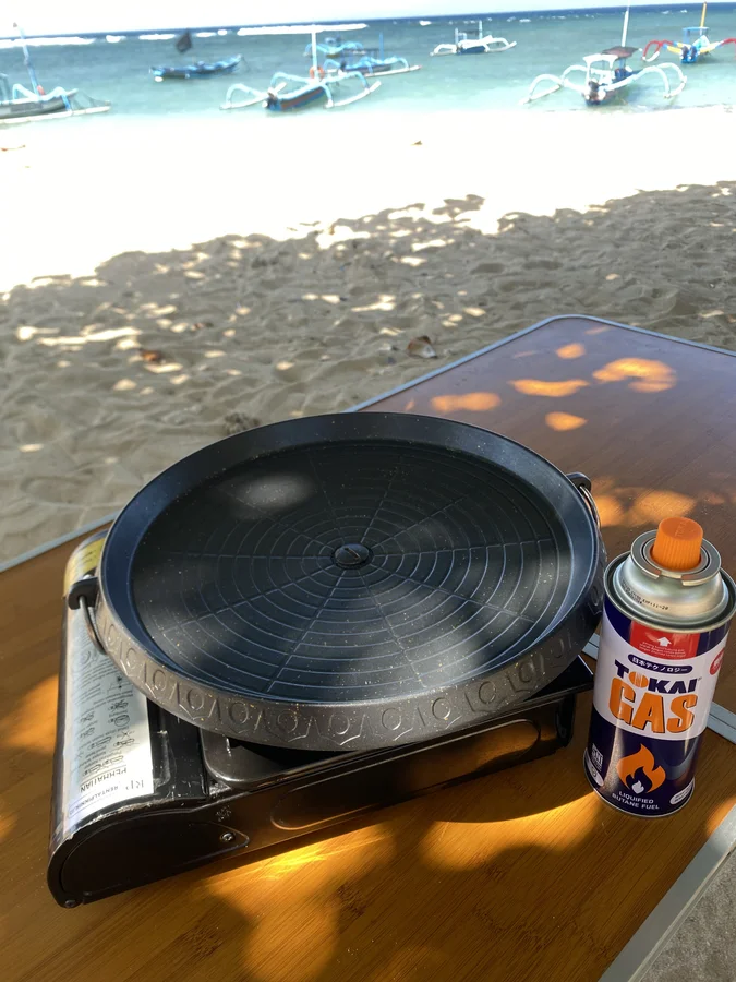 Paket grill BBQ sewaan dipakai di tepi pantai Bali