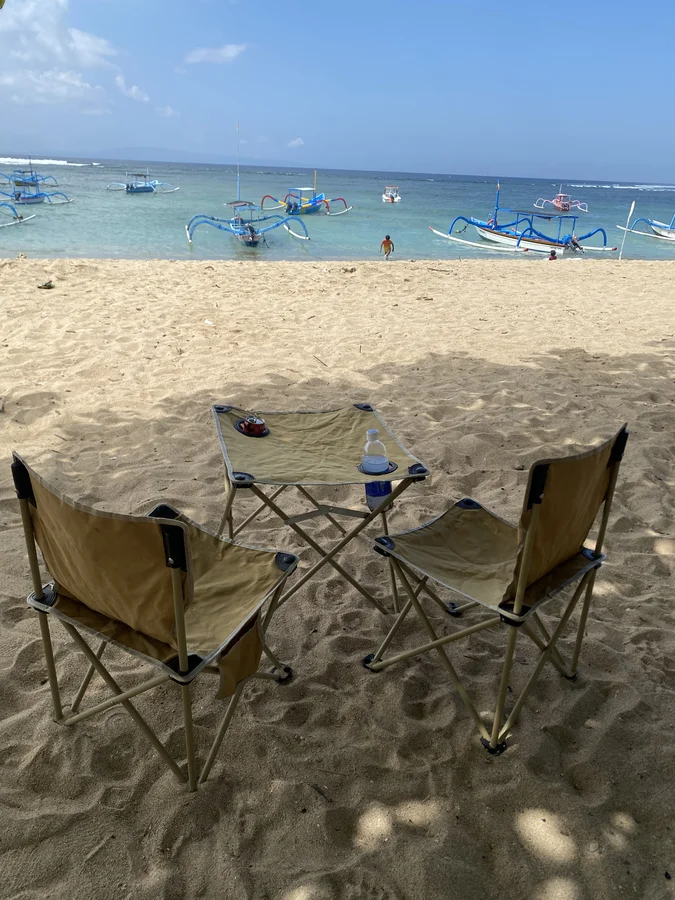 Set kursi dan meja lipat sewaan sudah tertata di Pantai Sanur